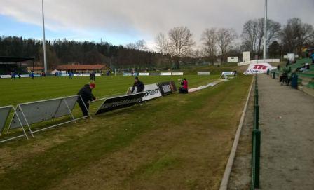 Kisapuisto 23.04.2015 Lahti - MIFK mainokset kaatuu